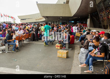 Pasay City, Philippinen-Januar 20, 2014: Abfliegende Passagiere vor Manila International Airport Terminal-1. Laut Wall Street Cheat Sheet veröffentlicht, dass Manila International Airport (MAI) auf 8 unter den 10 schlechtesten Flughäfen der Welt Platz Januar 2014. Stockfoto