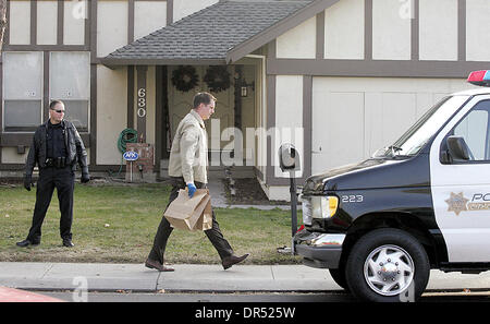 9. Dezember 2008 - Tracy, Kalifornien, USA - A Tracy Polizist trägt Beweis Taschen zum Verbrechen Szene van vorbei am Haus wo eine Teen gefesselt und gefoltert wurde. Ermittler kehrte in das Haus Dienstag weitere Beweise zu sammeln und schauen in ein Nachbarhaus an der Ecke des Tennis Lane und Tracy Blvd. (Credit-Bild: © Glenn Moore/Tracy Presse/ZUMA Press) Stockfoto