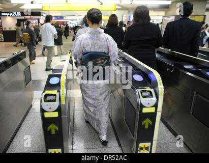 Frauen tragen einen traditionellen Kimono, betritt eine Frau die u-Bahn. Tokios u-Bahn-System ist gut entwickelt und organisiert. Mit Züge alle zwei Minuten können einige Stationen mehr als 1 Million Passagiere pro Tag transportieren. Stockfoto