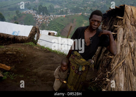 19. Dezember 2008 - Masisi, steht demokratische Republik Kongo - Martina Niraruhungu mit einem ihrer acht Kinder vor ihrem Zelt im Lushubere Lager, 10 Kilometer (6 Meilen) östlich von Masisi, auf Freitag, 19. Dezember 2008. Flucht vor Gewalt in der Nähe von ihrem Haus in Karongi, kam sie nach Masisi letztes Jahr auf der Suche nach einem sicheren Zuhause. Wenn sie auf ihre Felder zurück will, fürchtet sie, dass ihre Familie wäre Stockfoto