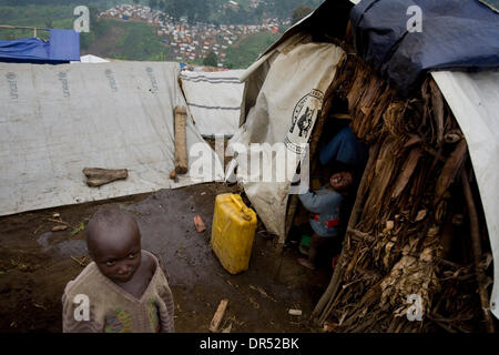 19. Dezember 2008 - Masisi, demokratische Republik Kongo - steht ein Kind außerhalb sein Zelt im Lushubere Lager, 10 Kilometer (6 Meilen) östlich von Masisi, auf Freitag, 19. Dezember 2008. (Kredit-Bild: © t.j. Kirkpatrick/ZUMA Press) Stockfoto