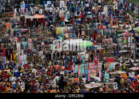 19. Dezember 2008 - Masisi, Democratic Republic of Congo - kongolesischen füllen einen Bekleidungs-Markt in der Nähe der Lushubere (intern Vertriebene) Flüchtlingslager, 10 Kilometer (6 Meilen) östlich von Masisi, auf Freitag, 19. Dezember 2008. (Kredit-Bild: © t.j. Kirkpatrick/ZUMA Press) Stockfoto