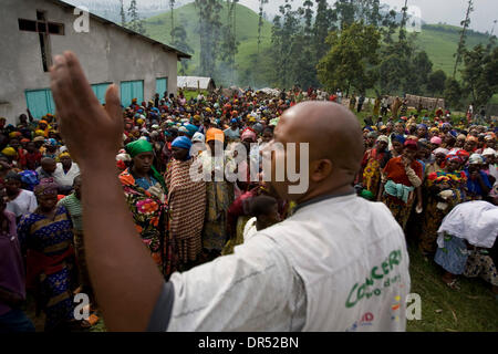 19. Dezember 2008 - in der Nähe von Masisi, demokratische Republik Kongo - A Concern Worldwide Arbeiter versucht, eine Menschenmenge wartete eine non-Food-Artikel-Verteilung zu kontrollieren die Lushubere Flüchtlingslager in Masisi. Sorge (oder Concern Worldwide), ist eine gemeinnützige Organisation, die auf die Bereitstellung humanitärer Hilfe und Entwicklungshilfe zur Bekämpfung der extremen Armut in den Entwicklungsländern konzentriert. Kopf in Dublin, Ir geviertelt Stockfoto