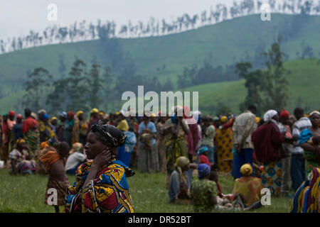 19. Dezember 2008 - Masisi, demokratische Republik Kongo - wartet eine Vertriebenen kongolesische Frau in der Nähe ein Concern Worldwide non-Food-Artikel-Verteilung in der Nähe der Lushubere-Flüchtlingslager in Masisi. Sorge (oder Concern Worldwide), ist eine gemeinnützige Organisation, die auf die Bereitstellung humanitärer Hilfe und Entwicklungshilfe zur Bekämpfung der extremen Armut in den Entwicklungsländern konzentriert. Kopf geviertelt in Dublin, Irland, Stockfoto