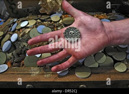 27. Dezember 2008 - San Andres, ist Columbia - eine gefälschte Doubloon aus einer Schatztruhe gefunden auf Boot Captain Henry Morgan, ein Ort von Touristen besucht wird aufgehalten. (Kredit-Bild: © Tonne Koene/ZUMApress.com) Stockfoto