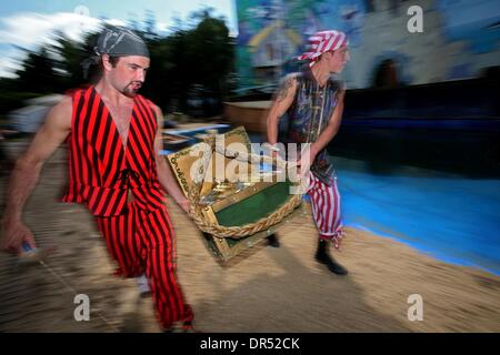 27. Dezember 2008 - San Andres, Columbia - Piraten Captain Henry Morgan angestellt tragen eine Schatztruhe. Piratenschiff von Captain Morgan ist ein Ort von Touristen besucht. (Kredit-Bild: © Tonne Koene/ZUMApress.com) Stockfoto