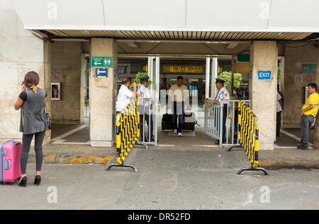 Pasay City, Philippinen-Januar 20, 2014: Ankommenden Passagiere im Ankunftsbereich von Manila International Airport Terminal-1. Laut Wall Street Cheat Sheet veröffentlicht, dass Manila International Airport (MAI) auf 8 unter den 10 schlechtesten Flughäfen der Welt Platz Januar 2014. Stockfoto