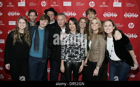 Park City, UT, USA. 19. Januar 2014. Jenna Nye, Jeff Baena, Dane DeHaan, John C. Reilly, Paul Reiser, Aubrey Plaza, Elizabeth Jayne, Matthew Gray Gubler, Cheryl Hines, Molly Shannon im Ankunftsbereich für Leben nach BETH Premiere beim Sundance Film Festival 2014, Library Center Theatre, Park City, UT 19. Januar 2014. Bildnachweis: James Atoa/Everett Collection/Alamy Live-Nachrichten Stockfoto