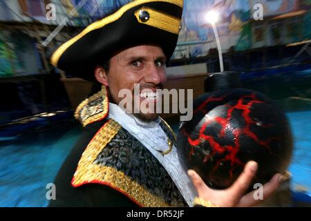 27. Dezember 2008 - San Andres, Kolumbien - hochhalten einer gezündeten Bombe posiert vor seinem Schiff "Captain Henry Morgan". Die Piraten-Erfahrung entsteht für Touristen. (Kredit-Bild: © Tonne Koene/ZUMApress.com) Stockfoto