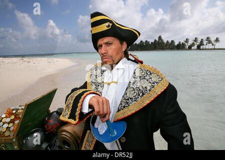 27. Dezember 2008 - San Andres, Columbia - stand neben seiner Schatztruhe, einen Mann verkleidet als Captain Henry Morgan für ein Porträt stellt eine Darstellung tut er um Touristen anzuziehen. (Kredit-Bild: © Tonne Koene/ZUMApress.com) Stockfoto