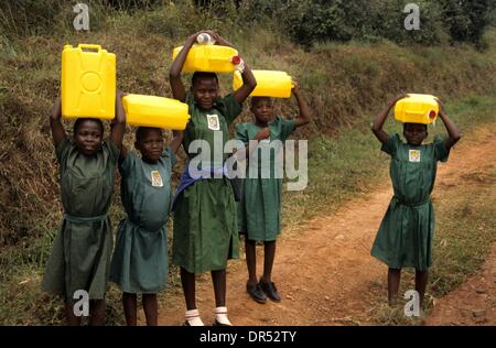 Flüchtlinge, Wasserholen während ihres Aufenthalts in einem Flüchtlingslager in Uganda Stockfoto