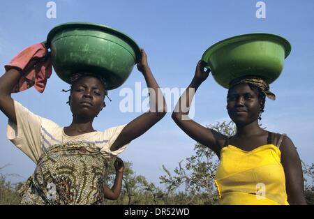 Flüchtlinge, Wasserholen während ihres Aufenthalts in einem Flüchtlingslager in Uganda Stockfoto