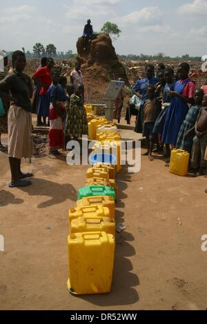 Flüchtlinge, Wasserholen während ihres Aufenthalts in einem Flüchtlingslager in Uganda Stockfoto