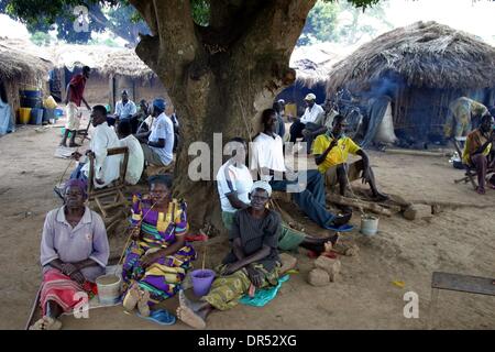 17. Januar 2009 - Lira, Uganda - Bewohner des Flüchtlingslagers in Uganda. Bürgerkrieg führte in hundert tausende von Vertriebenen, die in den provisorischen Häusern niedergelassen haben. Hilfsorganisationen bieten Wasser zum trinken. (Kredit-Bild: © Tonne Koene/ZUMAPRESS.com) Stockfoto