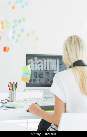 Rückansicht einer Frau mit Computer im Büro Stockfoto