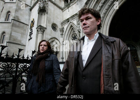 20. Januar 2009 - London, England, Vereinigtes Königreich - GARY MCKINNON der Pentagon Internet-Hacker außerhalb der Royale Gerichtshof, in London. Letzte Woche startete Mackinnon einen erneuten Anlauf, der Ministerpräsident gegen seine Auslieferung an die USA zu überzeugen. Das Royale Gericht gibt heute sein Urteil. Auch im Bild - seine Mutter JANIS SHARP. (Kredit-Bild: © Tal Cohen/ZUMA Press) REST Stockfoto