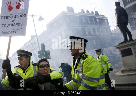 1. Februar 2009 - London, England, Vereinigtes Königreich - pro-tibetischen Demonstranten vor der chinesischen Botschaft in London während eines Besuchs des chinesischen Premier Ministers in London 1. Februar 2009. Der chinesische Ministerpräsident kam in London am Samstag in der neuesten Etappe einer Europa-Tournee zur Bewältigung der globalen Finanz- und Wirtschaftskrise und Verbesserung der Beziehungen zwischen den Handel partn Stockfoto