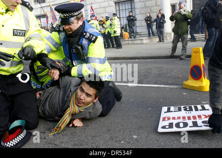 1. Februar 2009 - London, England, Vereinigtes Königreich - pro-tibetischen Demonstranten vor der chinesischen Botschaft in London während eines Besuchs des chinesischen Premier Ministers in London 1. Februar 2009. Der chinesische Ministerpräsident kam in London am Samstag in der neuesten Etappe einer Europa-Tournee zur Bewältigung der globalen Finanz- und Wirtschaftskrise und Verbesserung der Beziehungen zwischen den Handel partn Stockfoto