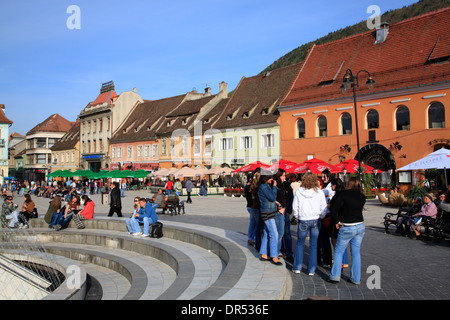 Junge Menschen am Piata Sfatului Platz in der Mitte von Brasov (Kronstadt), Siebenbürgen, Rumänien, Europa Stockfoto