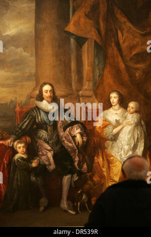 16. Februar 2009 - London, England, Vereinigtes Königreich - ein Mann schaut auf Gemälde von Van Dyck "Charles I und Henrietta Maria und ihre zwei ältesten Kinder" von 1632 in einer Presse Blick auf Tate Britain, London.  Sir Anthony Van Dyck (1599-1641) war der größte Maler im 17. Jahrhundert Großbritannien. Obwohl in Flandern ausgebildet wurde, hatte er einen enormen Einfluss auf das britische kulturelle Leben als der wichtigste Maler bei King Stockfoto