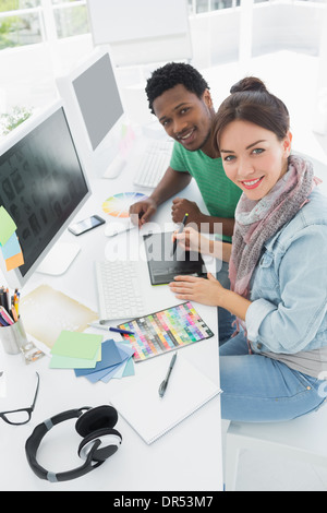 Künstler mit Kollegen etwas auf Grafiktablett zeichnen Stockfoto