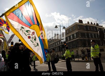 7. März 2009 - London, England, Vereinigtes Königreich - Demonstranten vor der chinesischen Botschaft in London anlässlich 50 Jahre Tibet gegen die chinesische Herrschaft zu kämpfen. (Bild Kredit: Theodore Liasi/ZUMApress.com ©) Stockfoto