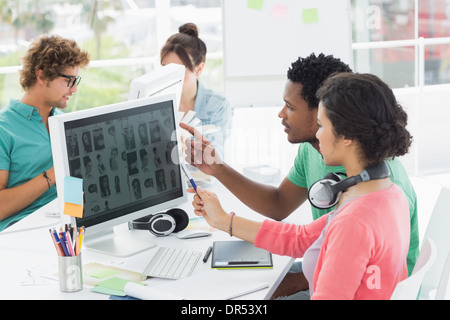 Lockeren Leuten Arbeit am Computer im Büro Stockfoto