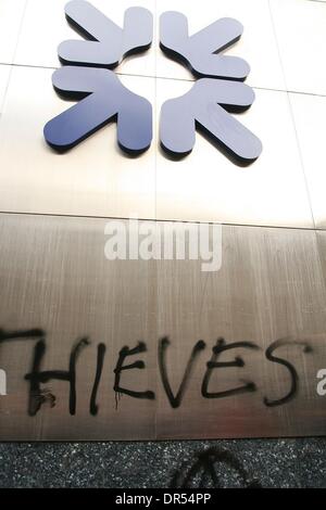 1. April 2009 - London, England, Vereinigtes Königreich - das Wort "Diebe" gekritzelt in Graffiti unter dem Banklogo.  Ausschreitungen bei der Bank of Scotland findet vor dem nächsten G20 Leaders Gipfel auf Finanzmärkte und die Weltwirtschaft. Es folgt die erste g-20-Leaders Summit, das im November letzten Jahres in Washington D.C. stattfand. Der Austragungsort des Gipfels wird ExCel Centre sein. Köpfe Stockfoto