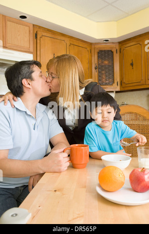 Hispanische paar küssen in Küche Stockfoto