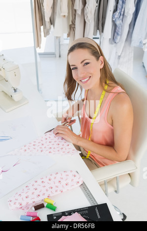 Junge weibliche Mode-Designer arbeiten auf Textilien Stockfoto