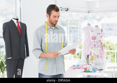 Modedesignerin betrachten Skizze im studio Stockfoto