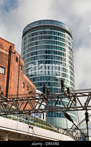 Das Rotunda-Gebäude am Bull Ring, Birmingham, Großbritannien, von der New Street Station aus gesehen. Erbaut im Jahr 1965, wurde es im Jahr 2008 in die hauptsächlich Wohnnutzung umgewandelt Stockfoto