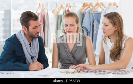 Drei Entwürfe diskutieren Modedesigner Stockfoto