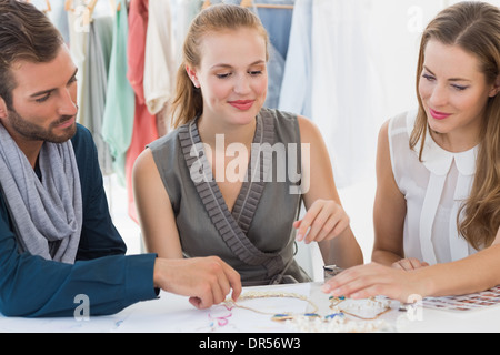 Drei Entwürfe diskutieren Modedesigner Stockfoto