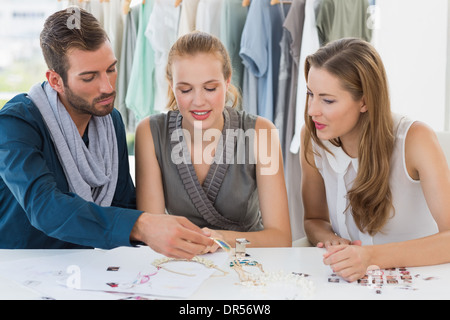 Drei Entwürfe diskutieren Modedesigner Stockfoto