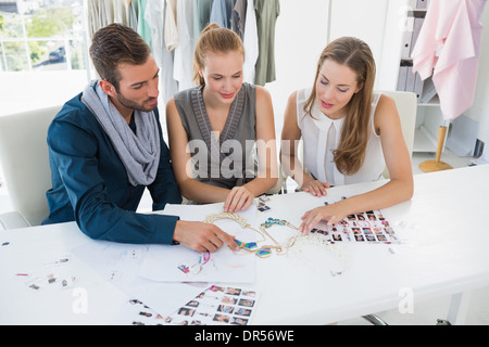 Drei Entwürfe diskutieren Modedesigner Stockfoto