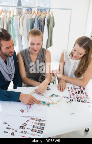 Drei Entwürfe diskutieren Modedesigner Stockfoto