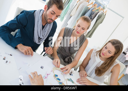 Drei Entwürfe diskutieren Modedesigner Stockfoto