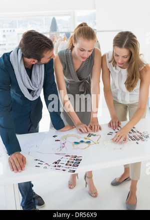 Drei Entwürfe diskutieren Modedesigner Stockfoto