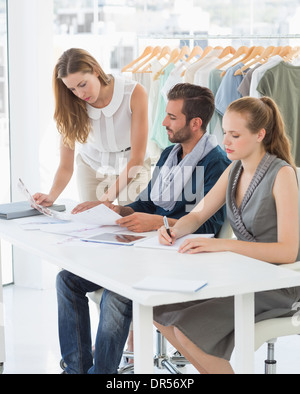 Drei Entwürfe diskutieren Modedesigner Stockfoto