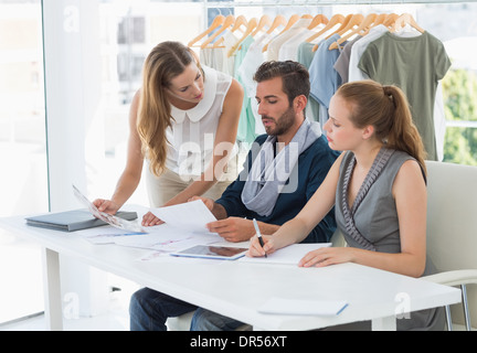 Drei Entwürfe diskutieren Modedesigner Stockfoto