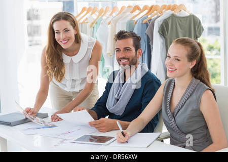 Drei Entwürfe diskutieren Modedesigner Stockfoto