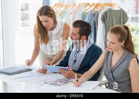 Drei Entwürfe diskutieren Modedesigner Stockfoto