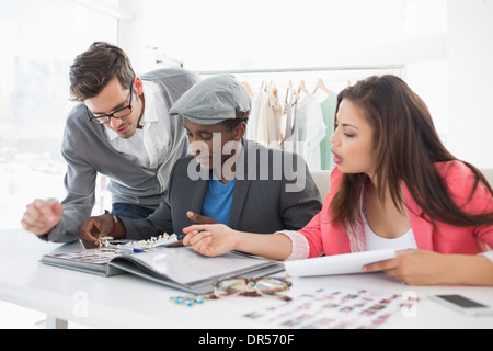 Mode-Designer Entwürfe diskutieren Stockfoto