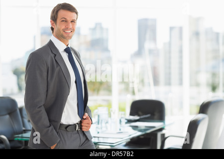 Hübscher junger Geschäftsmann im Büro Stockfoto