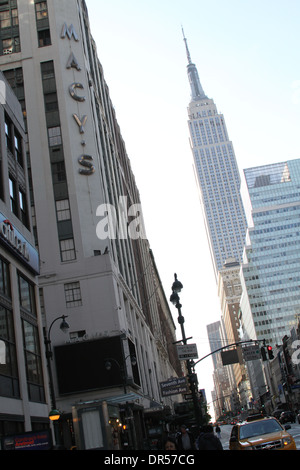 Macys mit Empire State Gebäude im Hintergrund, New York, New York Stockfoto