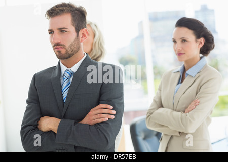 Selbstbewusst und ernsthafte Business-Team mit verschränkten Armen Stockfoto
