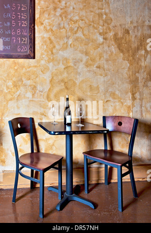 Flasche Wein und Gläser auf Tisch in Wein-bar Stockfoto