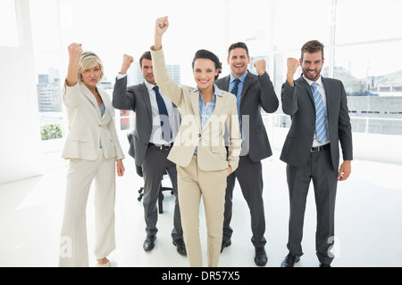 Erfolgreiches Team ballte die Fäuste im Büro Stockfoto