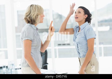 Seitenansicht der beiden Geschäftsfrauen kämpfen Stockfoto